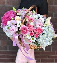 Композиция солнечный день в Куликово Цветочная композиция из Розы, Хризантемы, Пионы и Лизиантусы в корзине в Куликово
