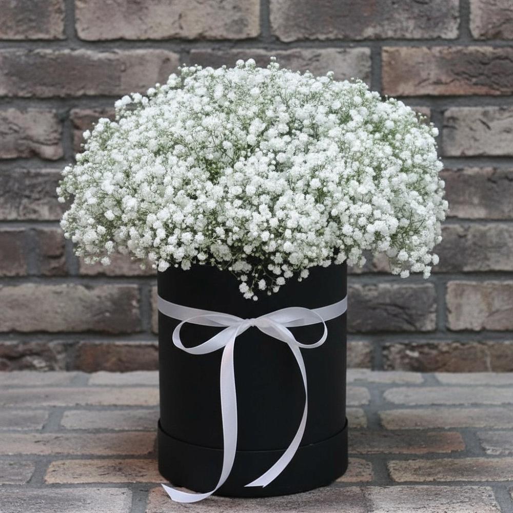 Цветочная композиция из Гипсофила в шляпной коробке в Куликово