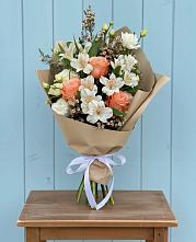 Букет цветов из:  Альстромерии, Лизиантусы, Розы и Хризантемы в Куликово