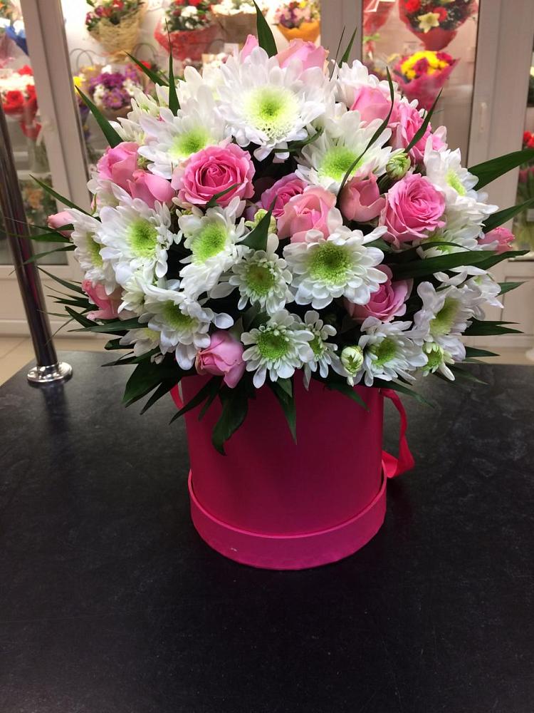 Цветочная композиция из Розы и Хризантемы в шляпной коробке в Куликово