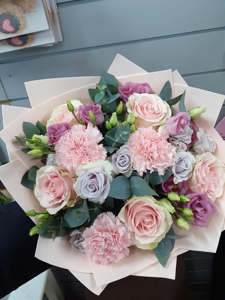 Букет цветов из: Розы, Гвоздики и Лизиантусы в Куликово