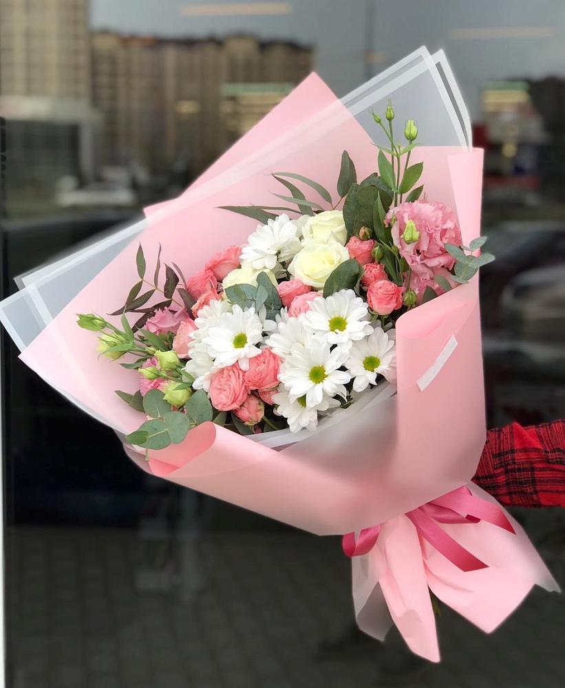 Букет нежный в Куликово Букет цветов из: Розы, Лизиантусы и Хризантемы в Куликово