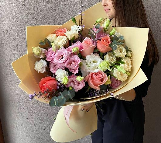 Букет цветов из: Розы, Лизиантусы и Гвоздики в Куликово